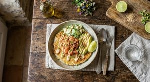 Lire la suite à propos de l’article Bowl de riz croustillant au saumon et avocat, sauce spicy mayo