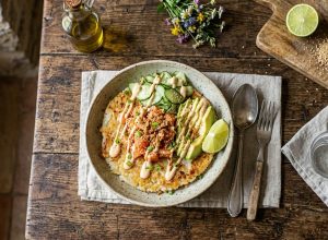 Bowl de riz croustillant au saumon et avocat, sauce spicy mayo